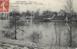 Les bâtiments d'une exploitation agricole cernés par les eaux lors de la grande crue de 1910
