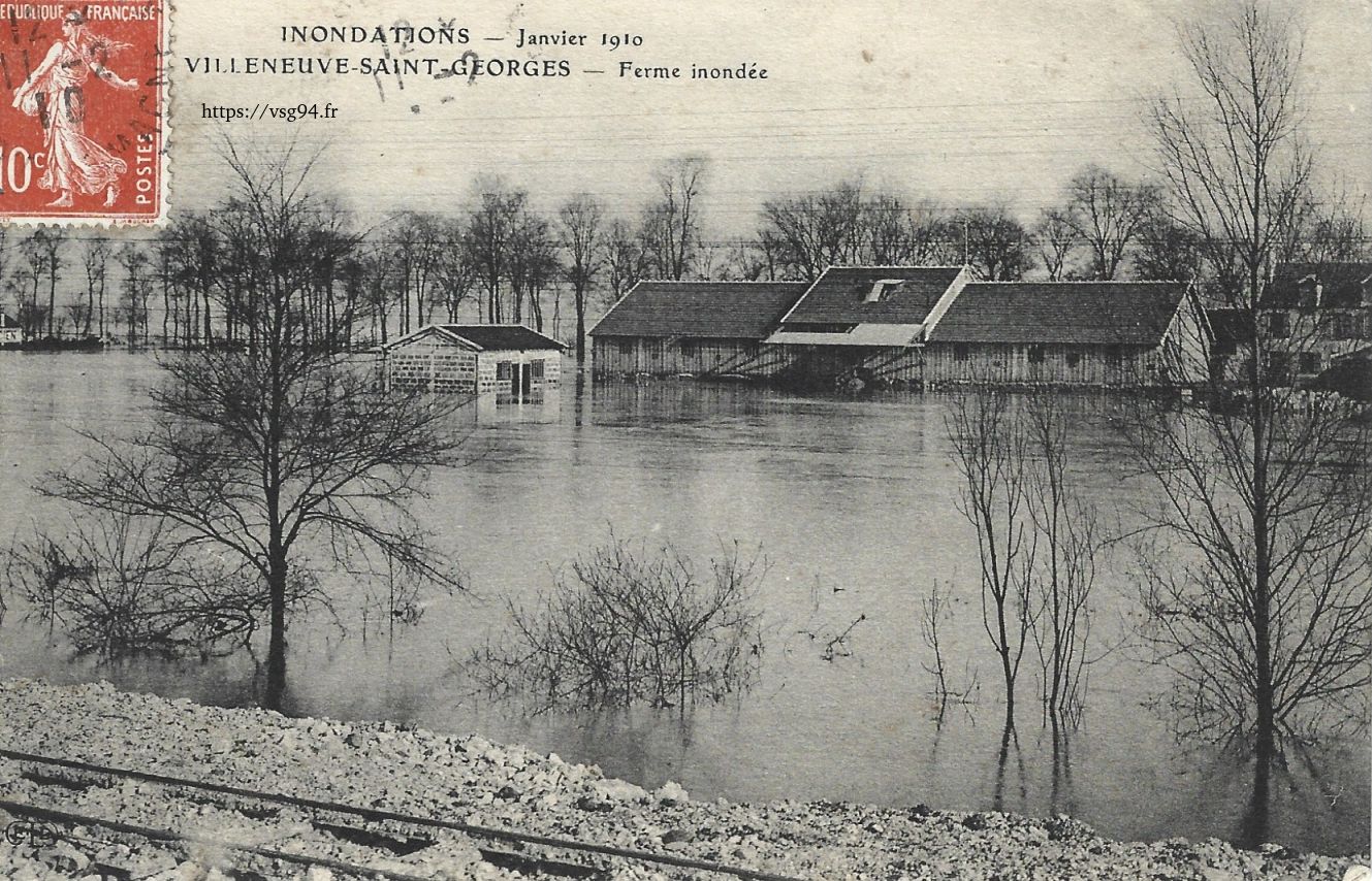 Les bâtiments d'une exploitation agricole cernés par les eaux lors de la grande crue de 1910