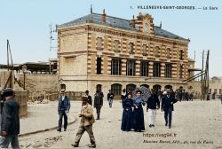 Vue d'ensemble de la silhouette et de la toiture de la gare, les voygeurs quittent la gare