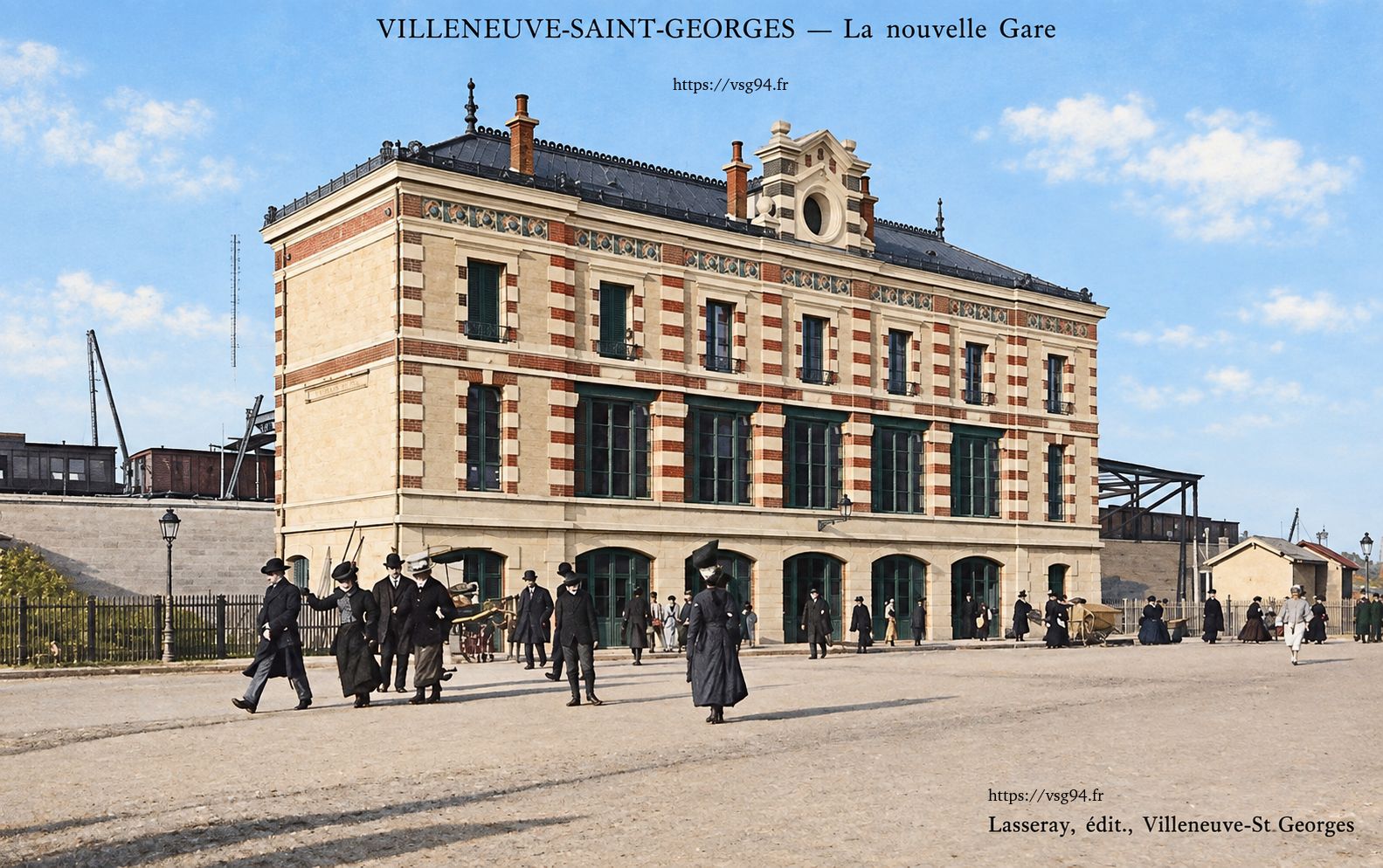 Version colorisée de la façade de la gare montrant l'emplacement vide avant l'installation définitive de son horloge centrale