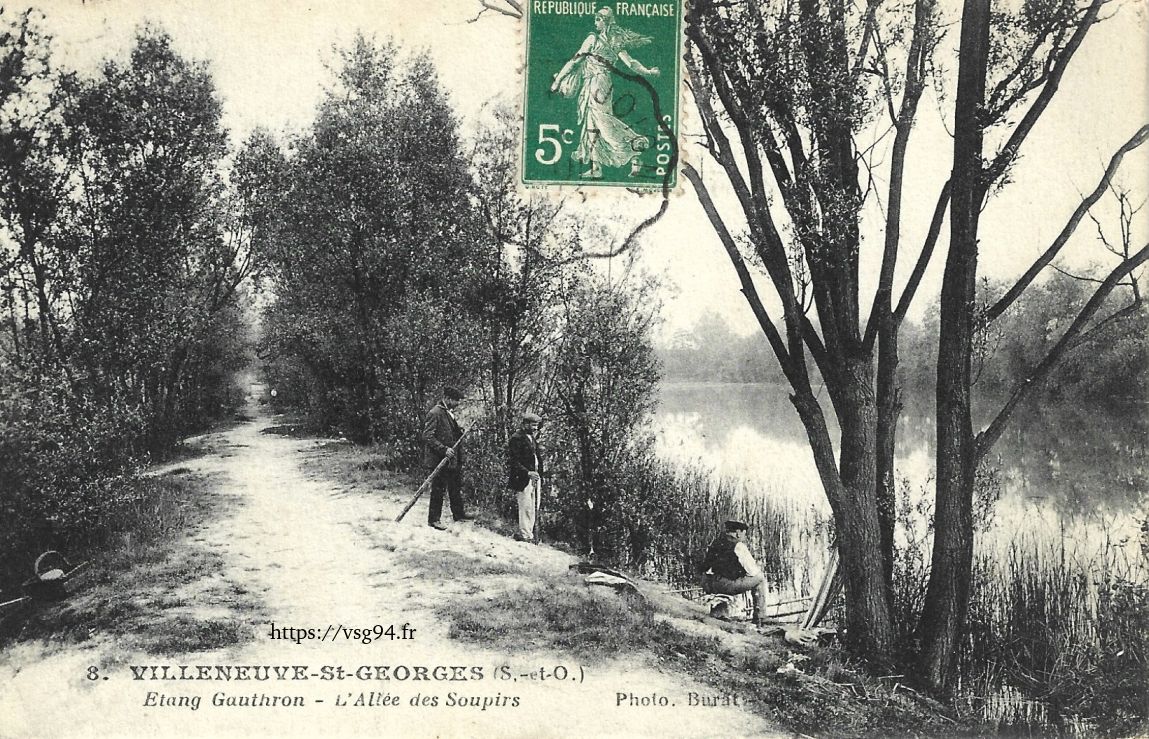 Photographie ancienne de l'étang Gauthron avec des pêcheurs le long de l'allée des soupirs