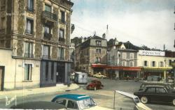 Entrée de la rue de Paris, au bas de l'avenue de la République, années 60-70