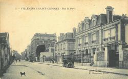 Rue de Paris, à droite les notaires actuels, plus loin à gauche la gare