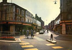 Entrée de la rue de Paris, au bas de l'avenue de la République, années 60-70