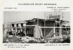 Cliché d'époque de la chapelle Saint-Joseph et de la place des Érables en septembre 1955, en construction