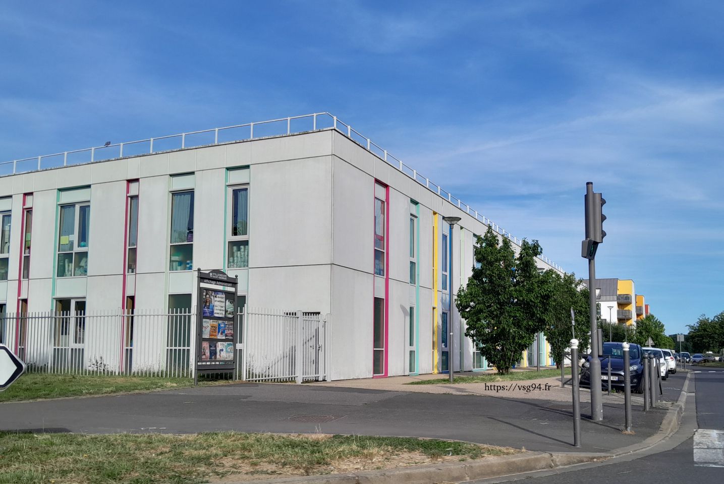 Architecture moderne et parvis du groupe scolaire Anne Sylvestre inauguré en 2016