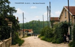 Rue Sacco et Vanzetti. A gauche Valenton à droite VSG. Prise devant le 51 (version colorisée)