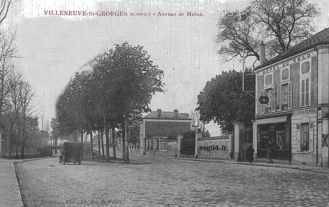 Avenue de Melun vers Montgeron à gauche , à droite rue de la Longueraie