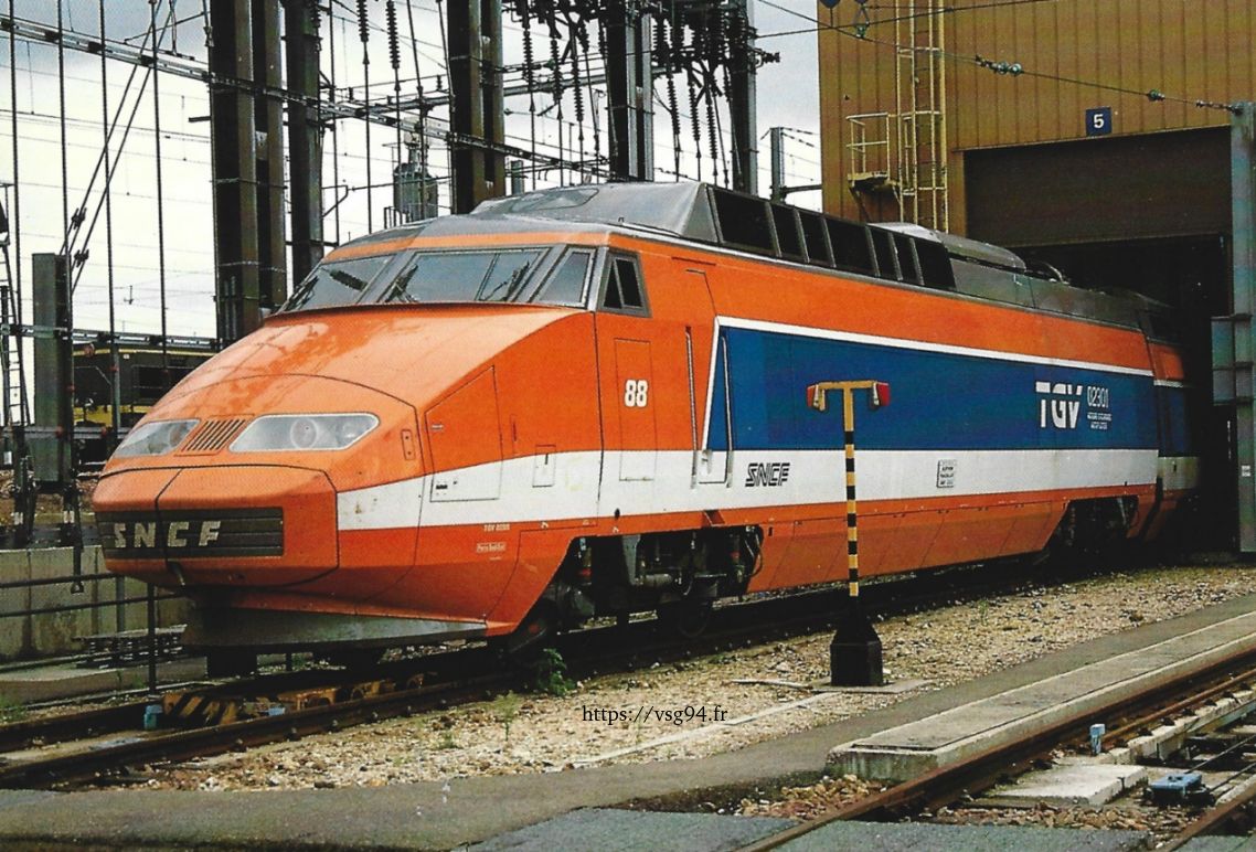 Rame d'essais TGV numéro 88 modifiée sur les voies pour tester de nouvelles motorisations en 1988