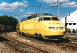 Stationnement ou circulation d'une rame jaune TGV Postal en septembre 1994