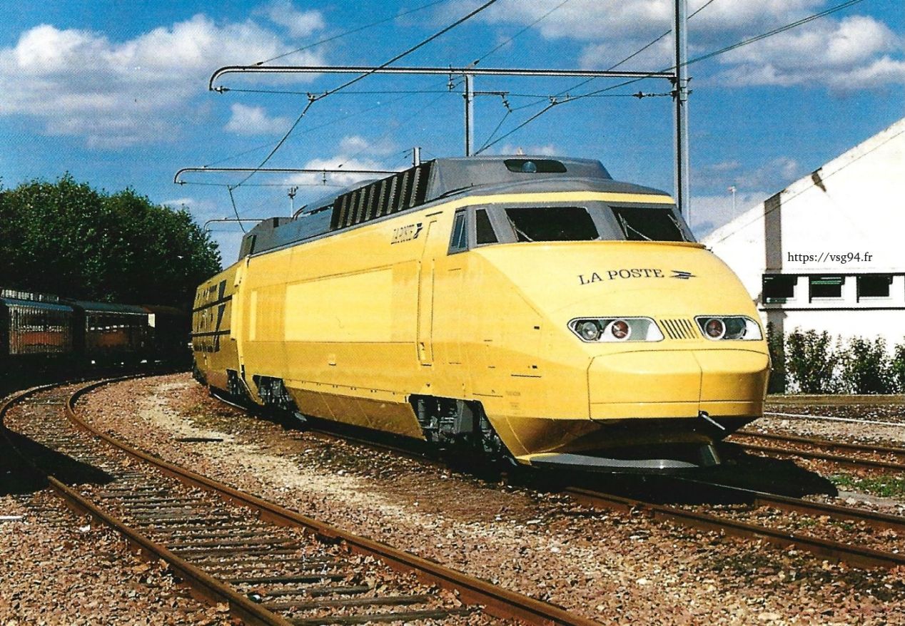 Stationnement ou circulation d'une rame jaune TGV Postal en septembre 1994