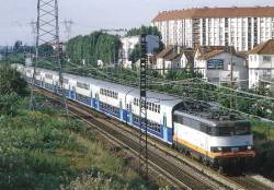 BB 9702, août 1995 à Villeneuve Saint-Georges, à droite cité Sellier