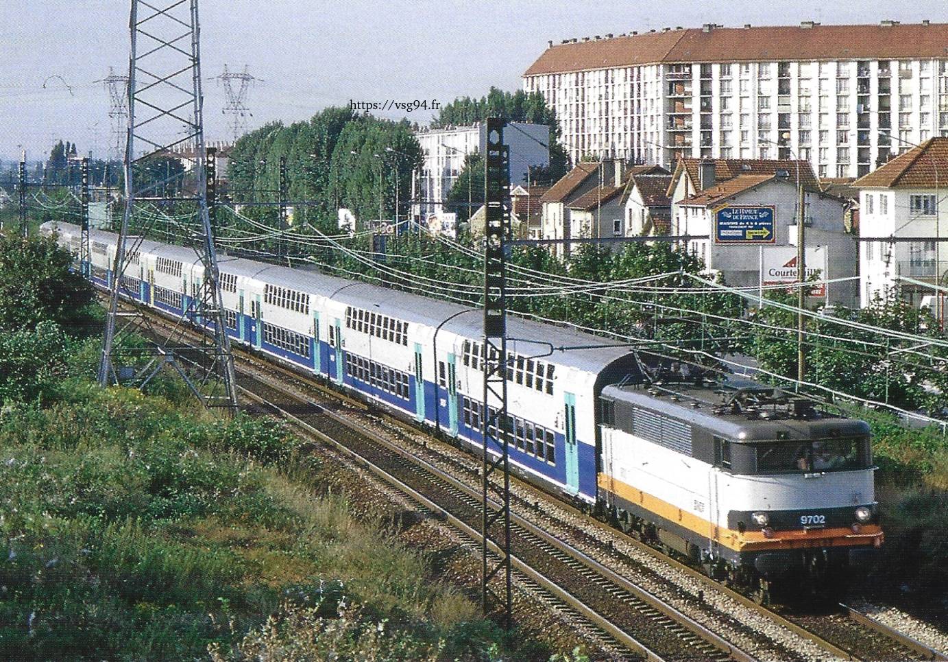 BB 9702, août 1995 à Villeneuve Saint-Georges, à droite cité Sellier