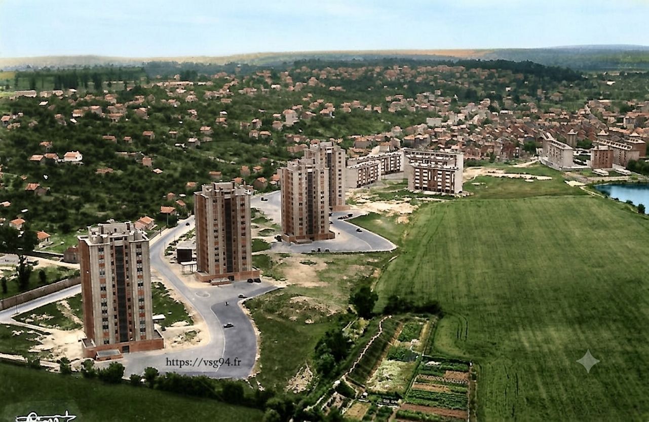 Vue d'ensemble des 4 tourelles das les années 73, derrière la cité Gabriel Péri et sur la droite les HBM (colorisée)