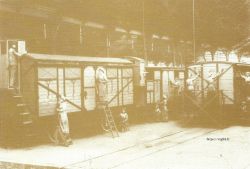 1917 Triage le PLM. peinture des wagons couverts